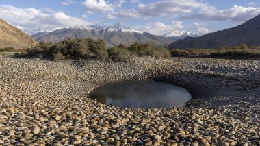 Tacikistan sınırındaki Wakhan Koridoru 'ndaki Panj Nehri ve Afganistan' daki yüksek zeka dağları.