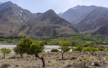 Tacikistan sınırındaki Wakhan Koridoru 'ndaki Panj Nehri ve Afganistan' daki yüksek zeka dağları.
