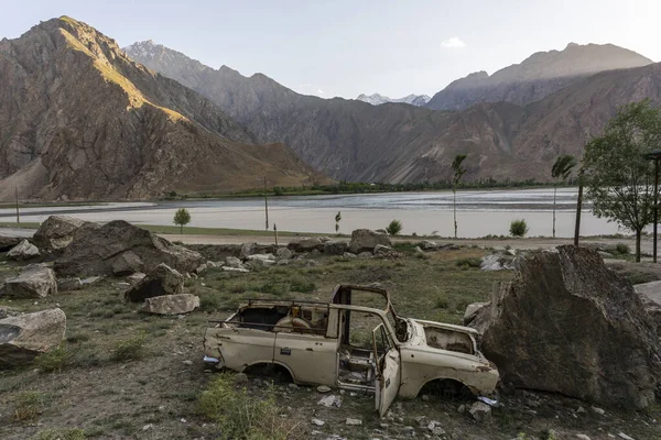 Choque Autos Río Pyandzh Valle Con Altas Montañas Vilojati Tayikistán — Foto de Stock