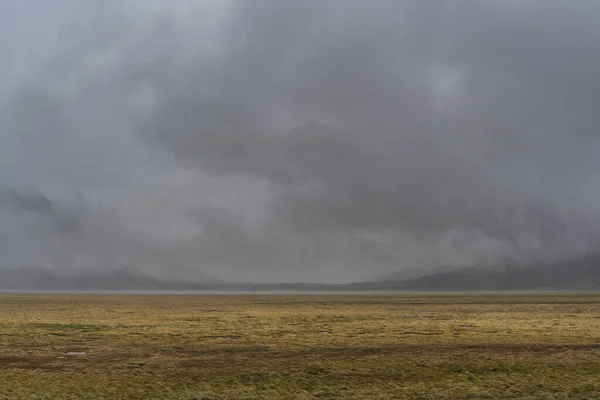 Βροχή Στην Εθνική Οδό Pamir Στο Τατζικιστάν Κοντά Στο Alichur — Φωτογραφία Αρχείου