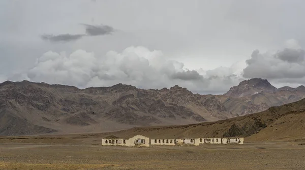 Granja Abandonada Montañas Color Naranja Con Nieve Autopista Pamir Tayikistán — Foto de Stock