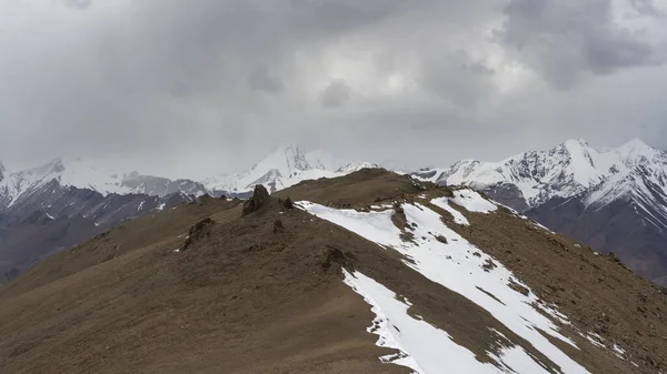 산들은 눈덮인 골짜기를 내려다볼 수있다 — 스톡 사진