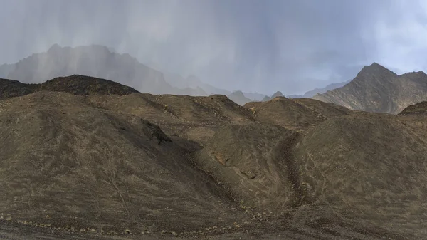 Bare Βουνά Στην Κοιλάδα Του Ποταμού Murghab Μαύρα Σύννεφα Βροχής — Φωτογραφία Αρχείου