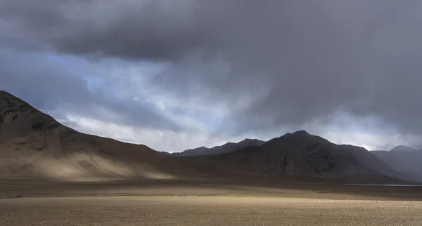 在卡拉库勒附近的山区 可以看到塔吉克斯坦的黑色高山 沙漠和山谷 — 图库照片