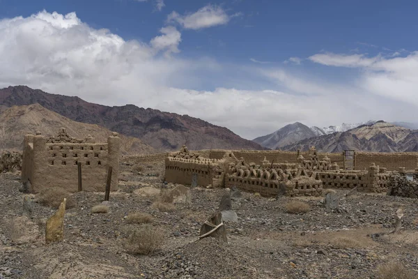タジキスタンのムルガブにある古い放棄された泥の墓と墓がある墓地 — ストック写真