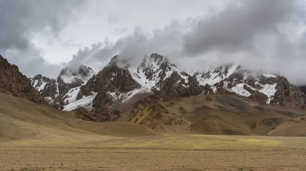 Lluvia Nubes Montañas Color Naranja Con Nieve Autopista Pamir Tayikistán — Foto de Stock