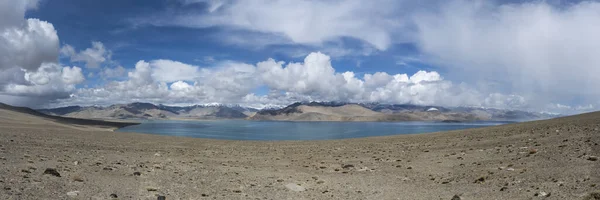 Lago Panorama Karakul Com Montanhas Vista Sobre Altas Montanhas Nevadas — Fotografia de Stock