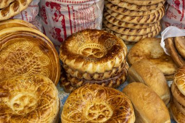 Kırgızistan 'da Son Kul yakınlarında sisli ve yağmurlu bir günde tepeleri ve dağları olan iki yalnız at..