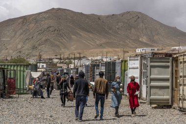 Murghab, Tacikistan - 25 Haziran 2019: Pamir Otoyolu 'ndaki Murghab, Tacikistan' da konteyner dükkanları ve insanların bulunduğu pazar.