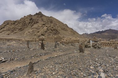 Murghab, Tacikistan - 26 Haziran 2020: Tacikistan 'daki Murghab' da terk edilmiş eski çamur mezarları ve mezarlar.