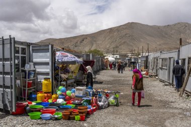 Murghab, Tacikistan - 25 Haziran 2019: Pamir Otoyolu 'ndaki Murghab, Tacikistan' da konteyner dükkanları ve insanların bulunduğu pazar.