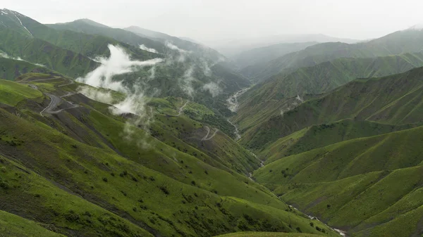 Estrada Cascalho Perigosa Trilha Passo Kaldamo Com Montanhas Verdes Com — Fotografia de Stock