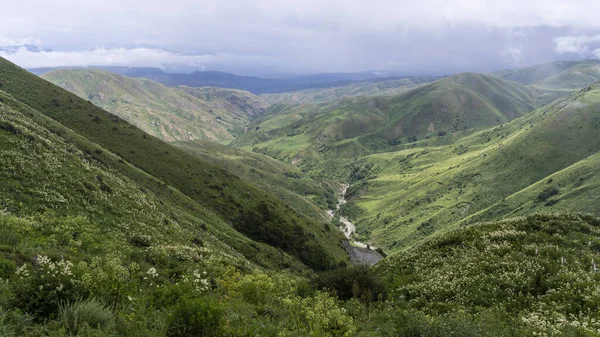 Estrada Cascalho Perigosa Trilha Passo Kaldamo Com Montanhas Verdes Nuvens — Fotografia de Stock