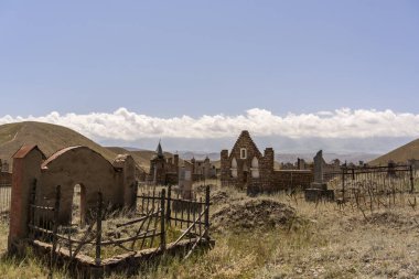 Kazarman, Kırgızistan - 4 Temmuz 2019 Yazın mavi gökyüzüne sahip büyük anıtmezarlık.