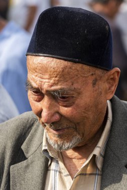 Osh, Kırgızistan - 30 Haziran 2019: Osh, Kırgızistan 'da canlı hayvan pazarındaki adam.