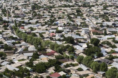 Osh, Kırgızistan - 29 Haziran 2019: Kırgızistan 'ın başkenti Osh' taki evlerin çatıları.