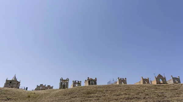 吉尔吉斯斯坦卡萨尔曼 2019年7月4日 一个有着蓝色夜空的巨大陵墓的墓地 — 图库照片