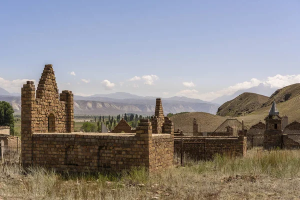 Kazarman Kyrgyzstan July 2019 Кладовище Великими Мавзолеями Літнім Блакитним Небом — стокове фото