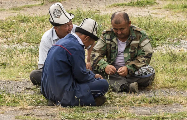 Osh Kirgizië Juni 2019 Drie Mannen Grond Met Kalpak Hoed — Stockfoto
