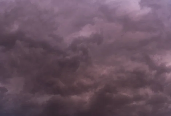 Ciemnoczarne Kolorowe Niebo Deszczem Podczas Zachodu Słońca — Zdjęcie stockowe