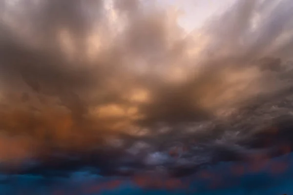 日落时乌黑多彩的天空 下着雨 — 图库照片