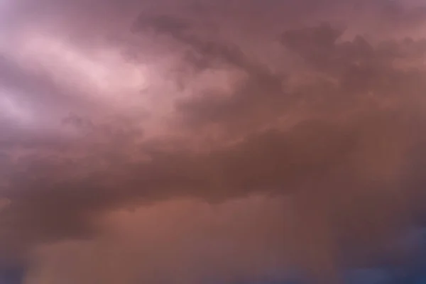Dunkelschwarzer Bunter Himmel Mit Regen Bei Sonnenuntergang — Stockfoto
