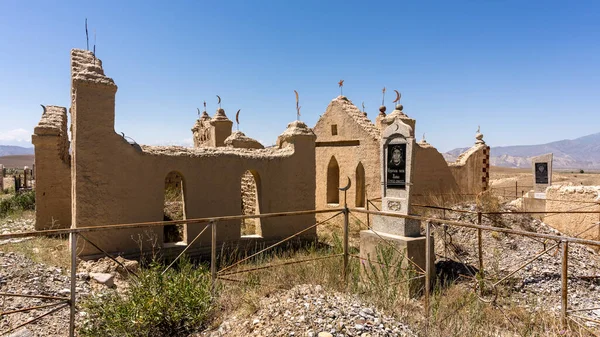 アクキル キルギスタン 2019年7月5日 キルギスで夏の日に素晴らしい 木製のイスラムの墓と墓地 — ストック写真