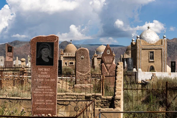 Kochkor Kyrgyzstán Července 2019 Hřbitov Velkými Starými Islámskými Hroby Letním — Stock fotografie