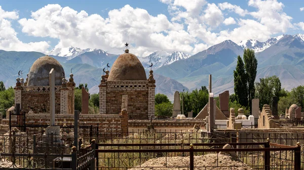 Kochkor Kyrgyzstán Července 2019 Hřbitov Velkými Starými Islámskými Hroby Letního — Stock fotografie