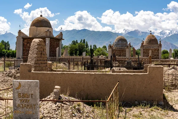 コフコル キルギスタン 2019年7月8日 キルギスタンのコフコルにある山と雪のある夏の日に素晴らしい イスラム教の墓を持つ墓地 — ストック写真
