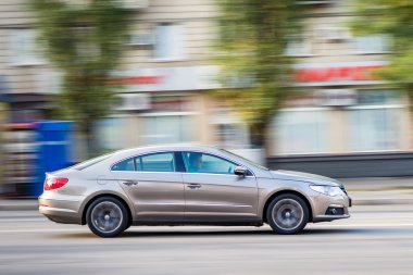 Kiev, Ukrayna - 10th Eylül 2016: Yeni Volkswagen Cc yolda
