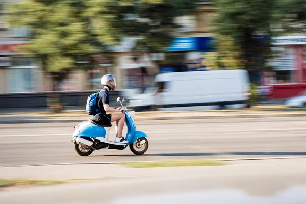 Mode man kör en skoter — Stockfoto