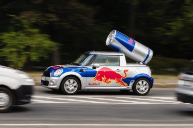Kiev, Ukrayna - 10th Eylül 2016: Red Bull Mini Cooper araba reklam