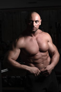 Spor salonunda vücut geliştirmeci