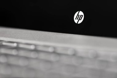Kiev, Ukrayna - 18 Kasım 2016: Hp logosu gri laptop