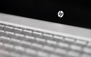 Kiev, Ukrayna - 18 Kasım 2016: Hp logosu gri laptop
