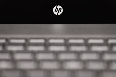 Kiev, Ukrayna - 18 Kasım 2016: Hp logosu gri laptop