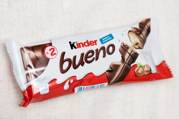 Kiev, Ukrayna - 18 Kasım 2016: Kinder Bueno, süt ve fındık. 