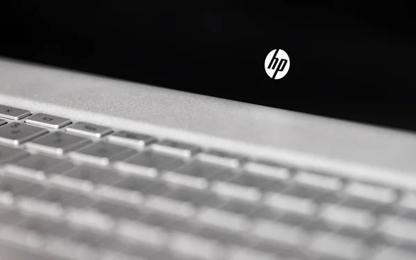 Kiev, Ukrayna - 18 Kasım 2016: Hp logosu gri laptop