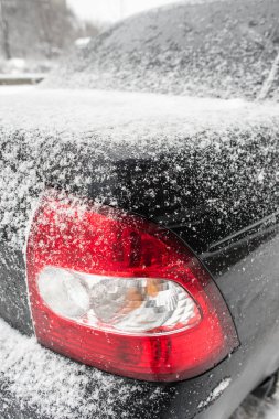 Kiev, Ukrayna - 03 Aralık 2016: Lada Taillights araba kar altında