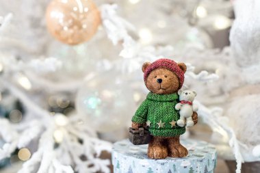 Sevimli ayıcık bokeh arka plan üzerinde hediyeler ile