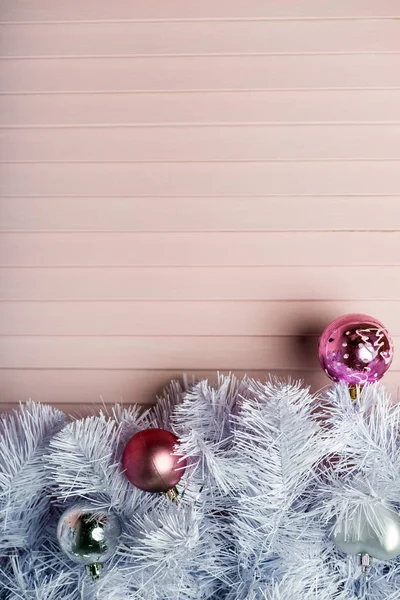 De lichten van Kerstmis achtergrond met xmas boom, rode versieringen en gloeiende bokeh op rode doek achtergrond. — Stockfoto