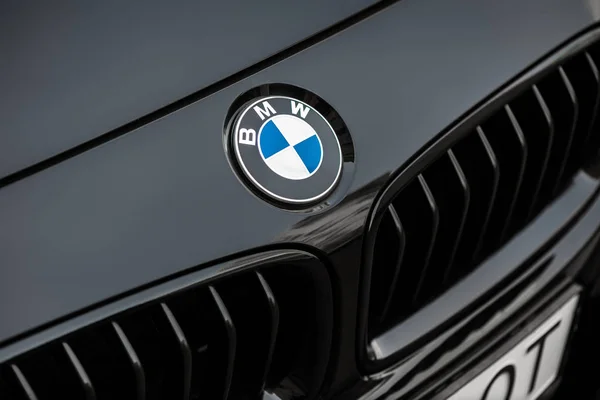 Kyiv, Ukraine - March 4th, 2017: Bmw motor company badge on the front from a black car. BMW is a German automobile, motorcycle and engine manufacturing company founded in 1916 — Stock Photo, Image