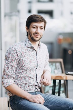 Moda bir kentsel ortamda adam gülümseyen