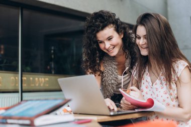 Zeki öğrenciler. İki kız laptop ile çalışıyoruz