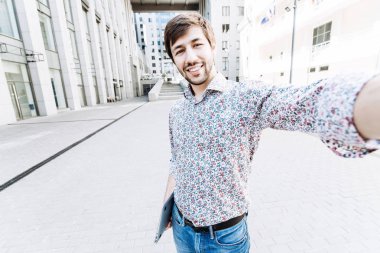 Bir Selfie alarak öğrenci gülümseyen 