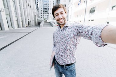 Bir Selfie alarak öğrenci gülümseyen 