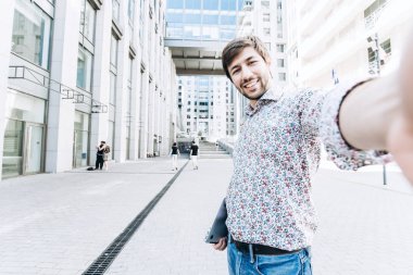 Bir Selfie alarak öğrenci gülümseyen 