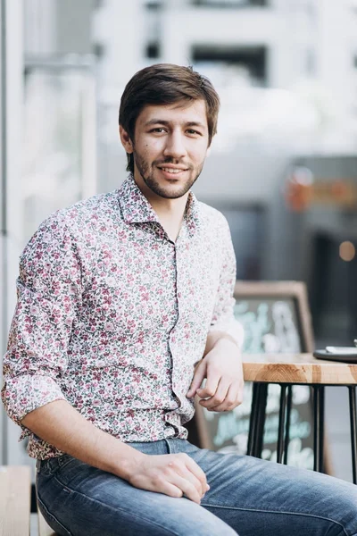 Moda bir kentsel ortamda adam gülümseyen