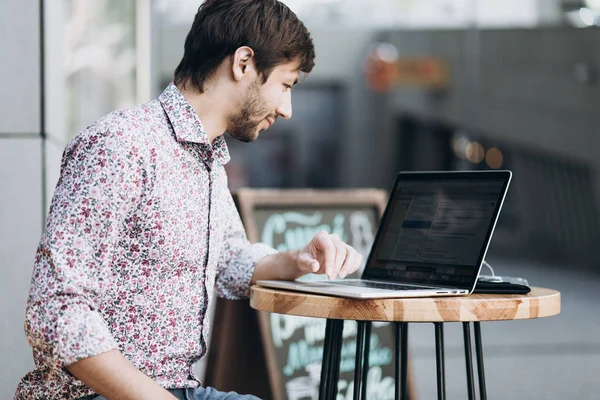 Moda bir kentsel ortamda adam gülümseyen